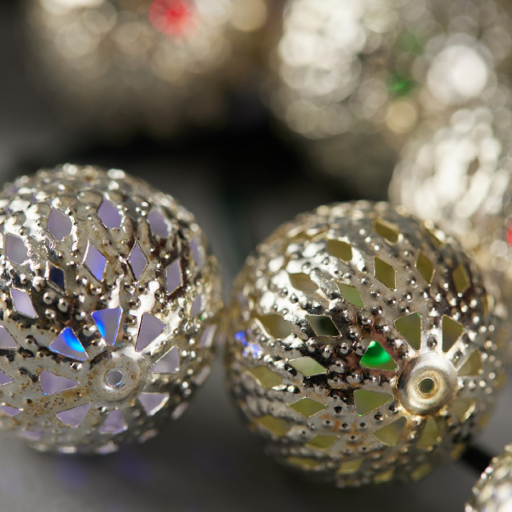 ΣΕΙΡΑ ΜΕ 40 LED ΜΕ ΠΛΑΣΤΙΚΕΣ ΜΠΑΛΕΣ ΥΦΑΣΜΑΤΙΝΕΣ(ΚΟΚΚΙΝΗ, ΛΕΥΚΗ, ΓΚΡΙ) 4cm, ΗΛΙΑΚΟ ΣΥΛΛΕΚΤΗ ΜΕ ΑΙΣΘΗΤΗΡΑ ΦΩΤΟΣ ΚΑΙ 8 ΠΡΟΓΡΑΜΜΑΤΑ, ΠΡΑΣΙΝΟ PVC ΚΑΛΩΔΙΟ, ΘΕΡΜΟ ΛΕΥΚΟ LED ΙΡ44