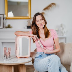 BLUSH COSMETIC REFRIGERATOR 7L - MINI ΨΥΓΕΙΟ ΚΑΛΛΥΝΤΙΚΩΝ 7 LT ΜΕ ΦΩΤΙΣΜΟ LED ΚΑΙ ΚΑΘΡΕΠΤΗ