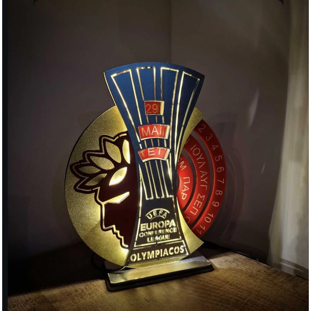 Custom LED Ημερολόγιο – φωτιστικό με το Ευρωπαϊκό Κύπελλο του Θρύλου! - Χειροποίητο Φωτιστικό Από Ξύλο 25×25×8 cm
