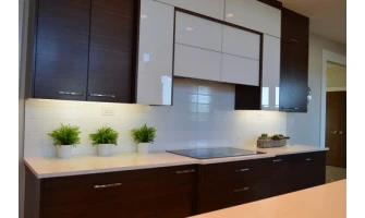 Κρυφός φωτισμός κάτω απο ράφια